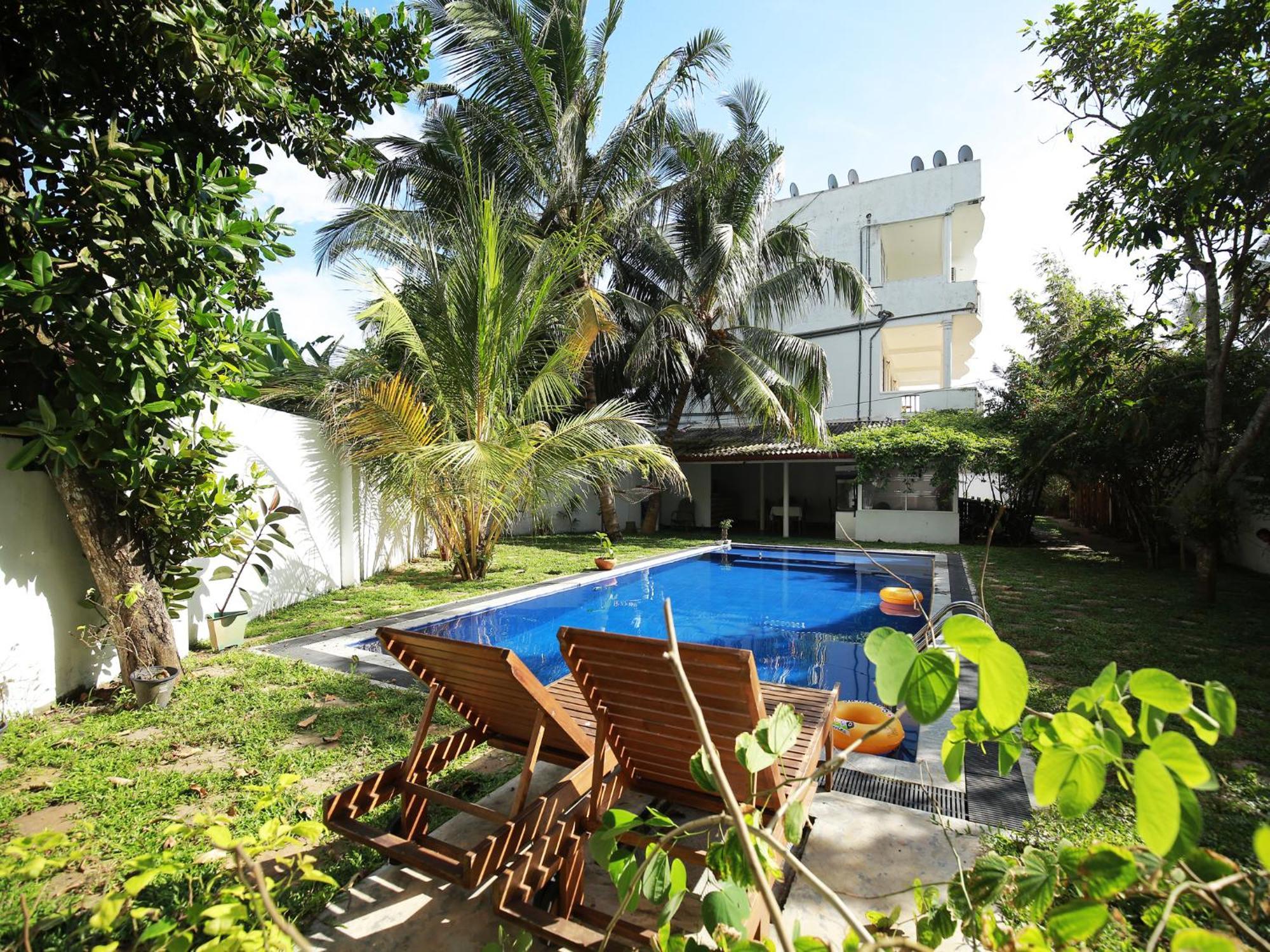 Hotel Crystal Oceanic Ahangama Esterno foto